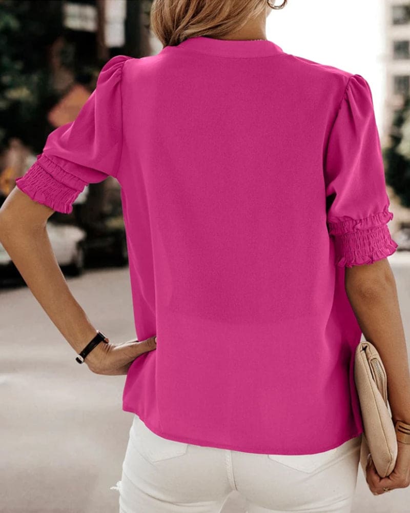 Sophia – Bluse med V-hals og Korte Ermer