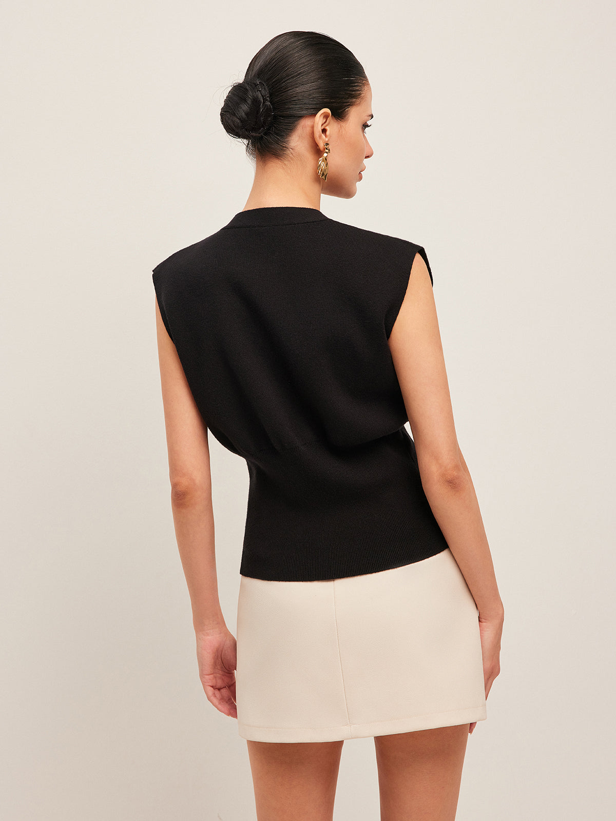 Annalena – V-U-snitt med knapper strikkvest