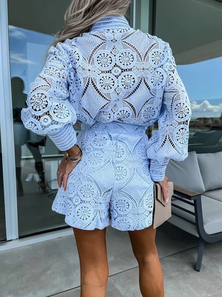 Aurora – Sett i Blonder med Elegant Bluse og Shorts