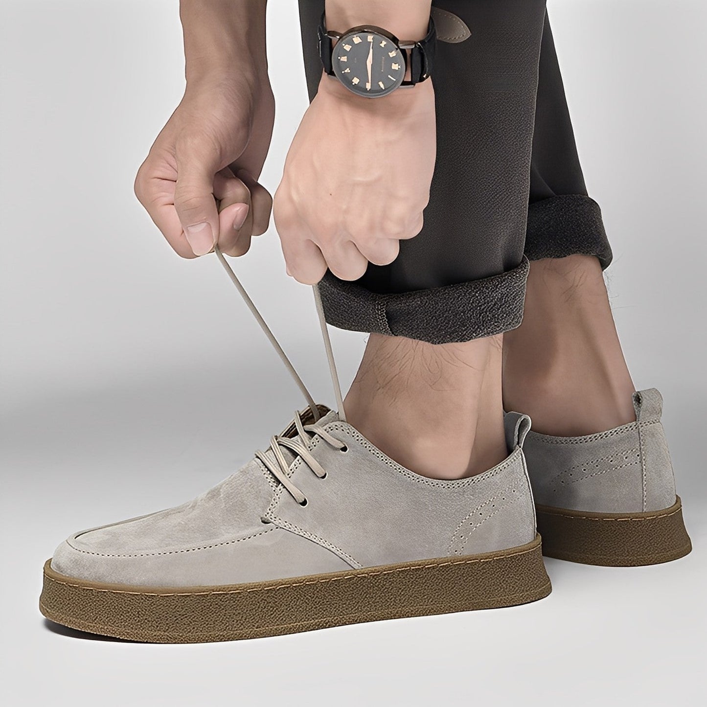 Riordan - Stilfulle flate semsket sneakers for herrer