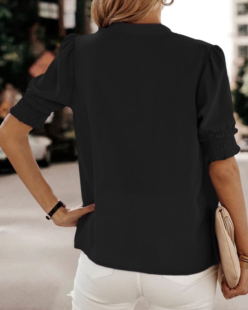 Sophia – Bluse med V-hals og Korte Ermer