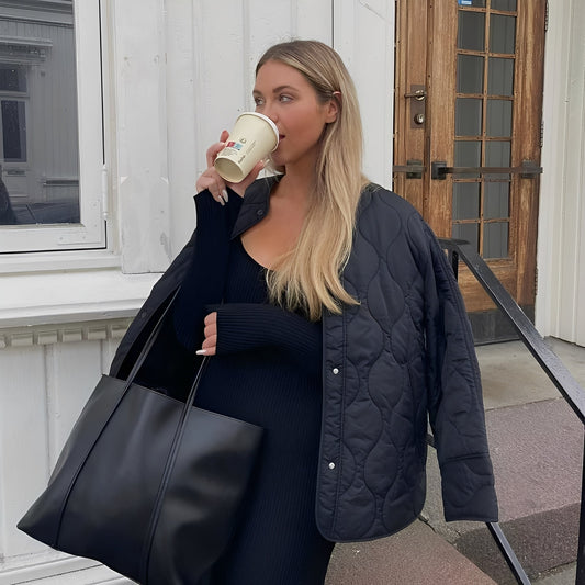 Ariella - Stilig, løs passform, ensidig lukking for damer