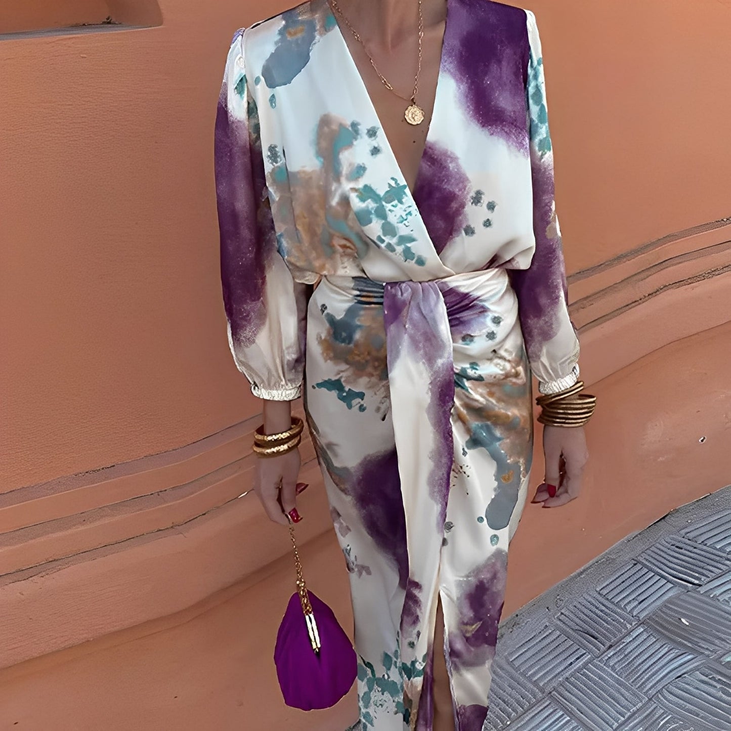 Éva - Elegant kjole med V-hals for kvinner