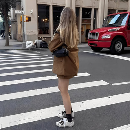 Ashlea - Elegant blazer med slag og skjørt for damer