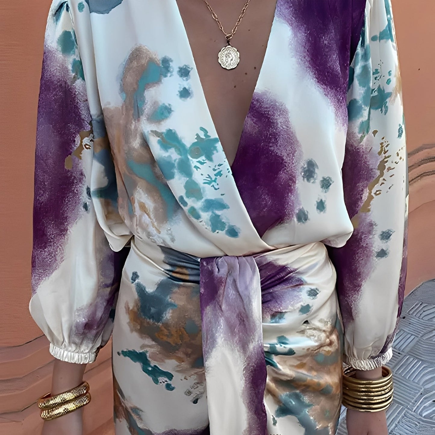 Éva - Elegant kjole med V-hals for kvinner