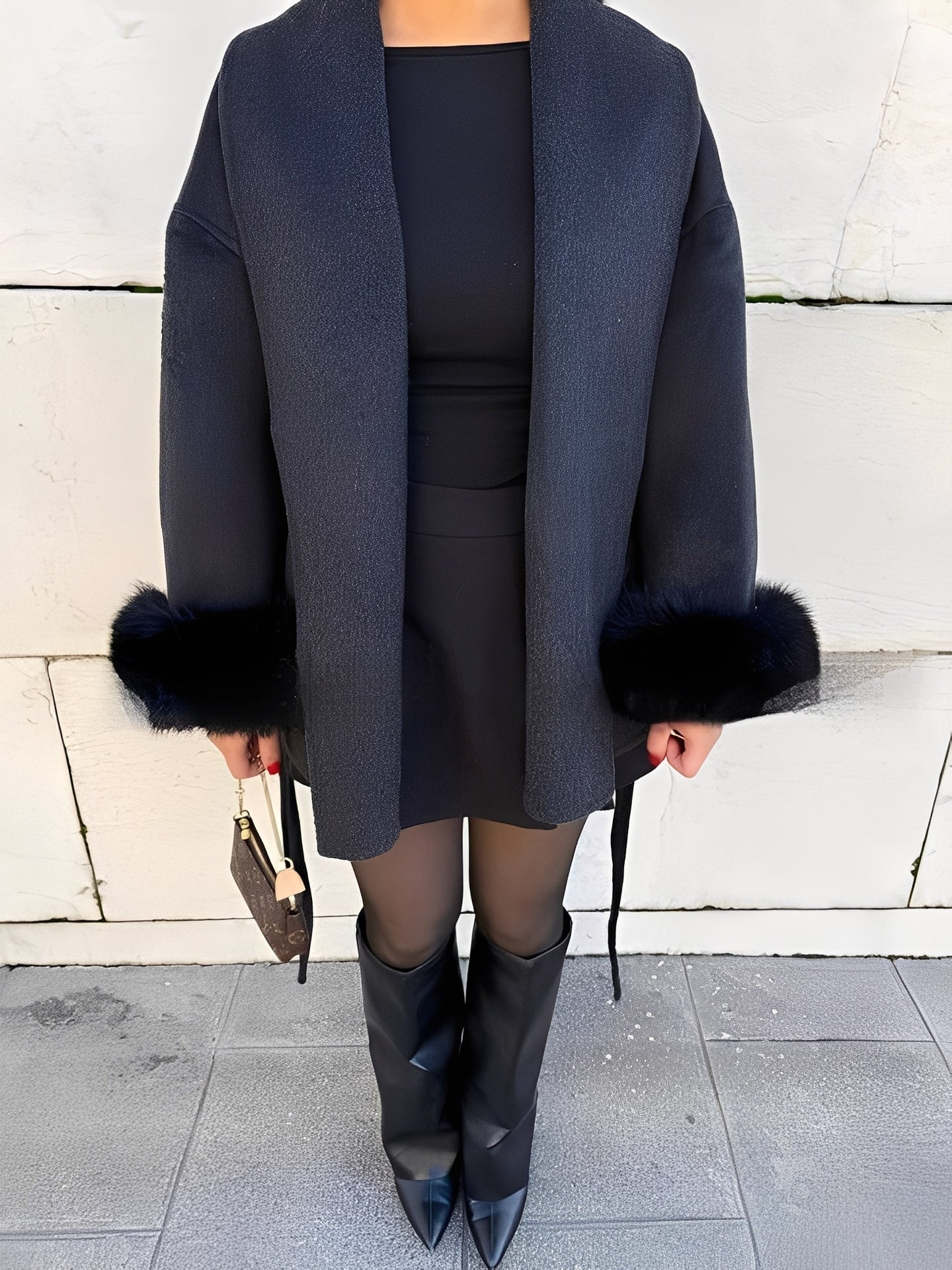 Armani - Elegant, stilig, pelskantet lang frakk for damer