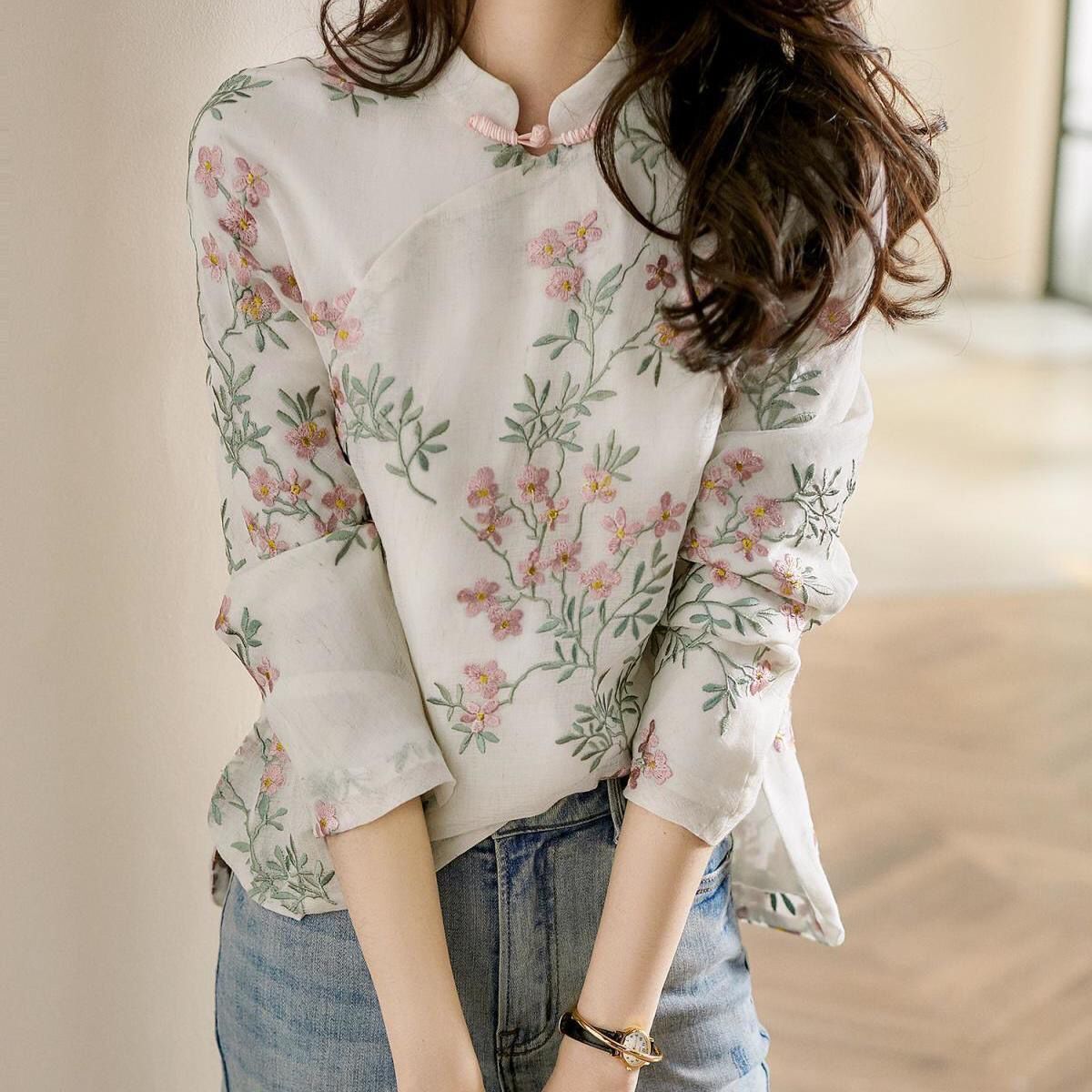 Charnette - Elegant brodert linbluse for kvinner