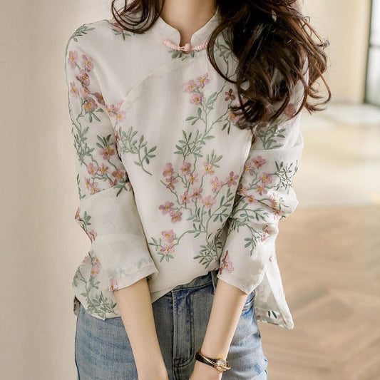 Charnette - Elegant brodert linbluse for kvinner