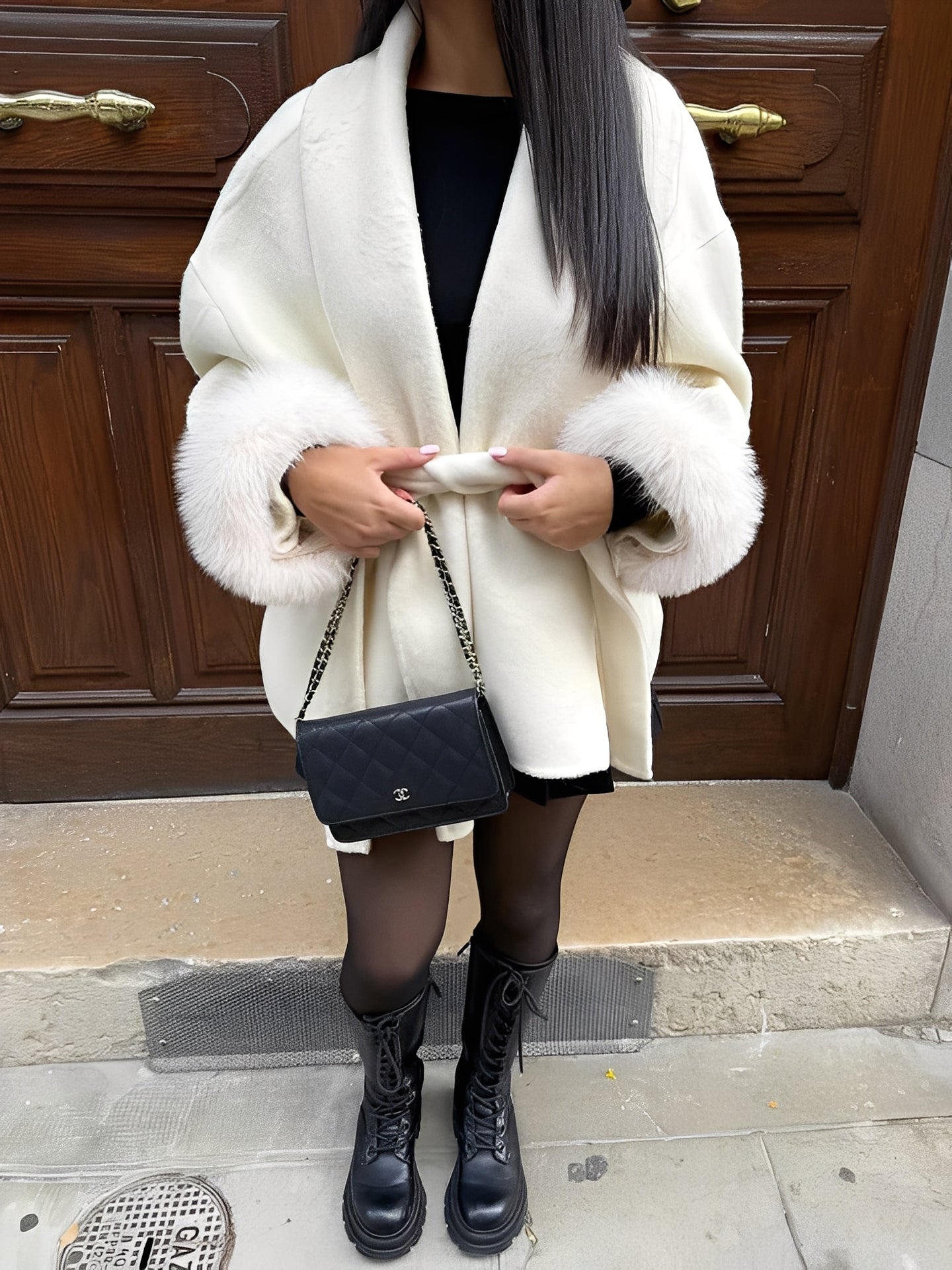 Armani - Elegant, stilig, pelskantet lang frakk for damer