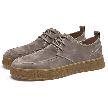 Riordan - Stilfulle flate semsket sneakers for herrer