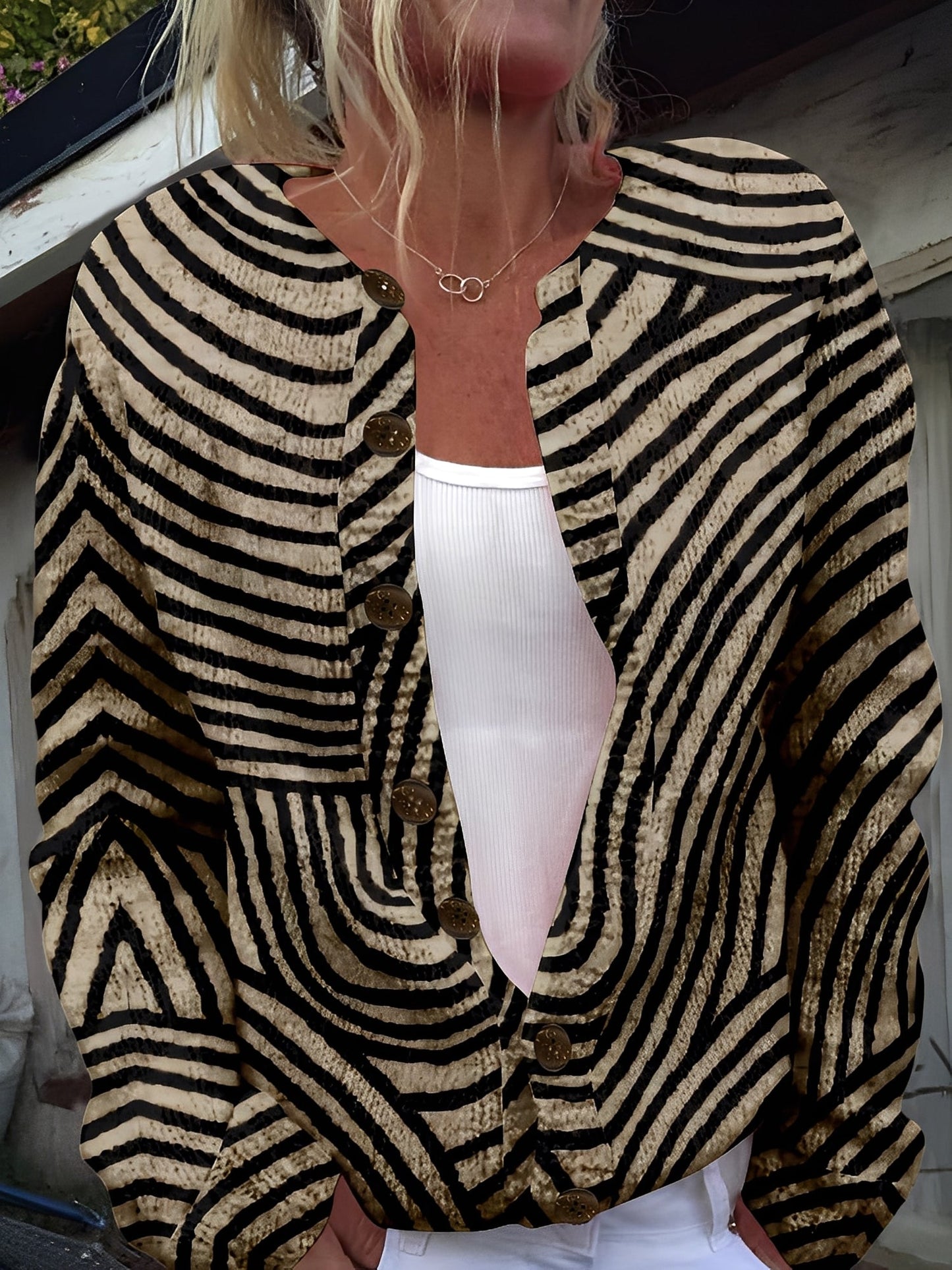 Therese - Stilig strikkejakke med knapper for damer