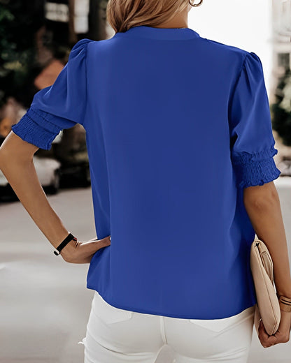 Sophia – Bluse med V-hals og Korte Ermer