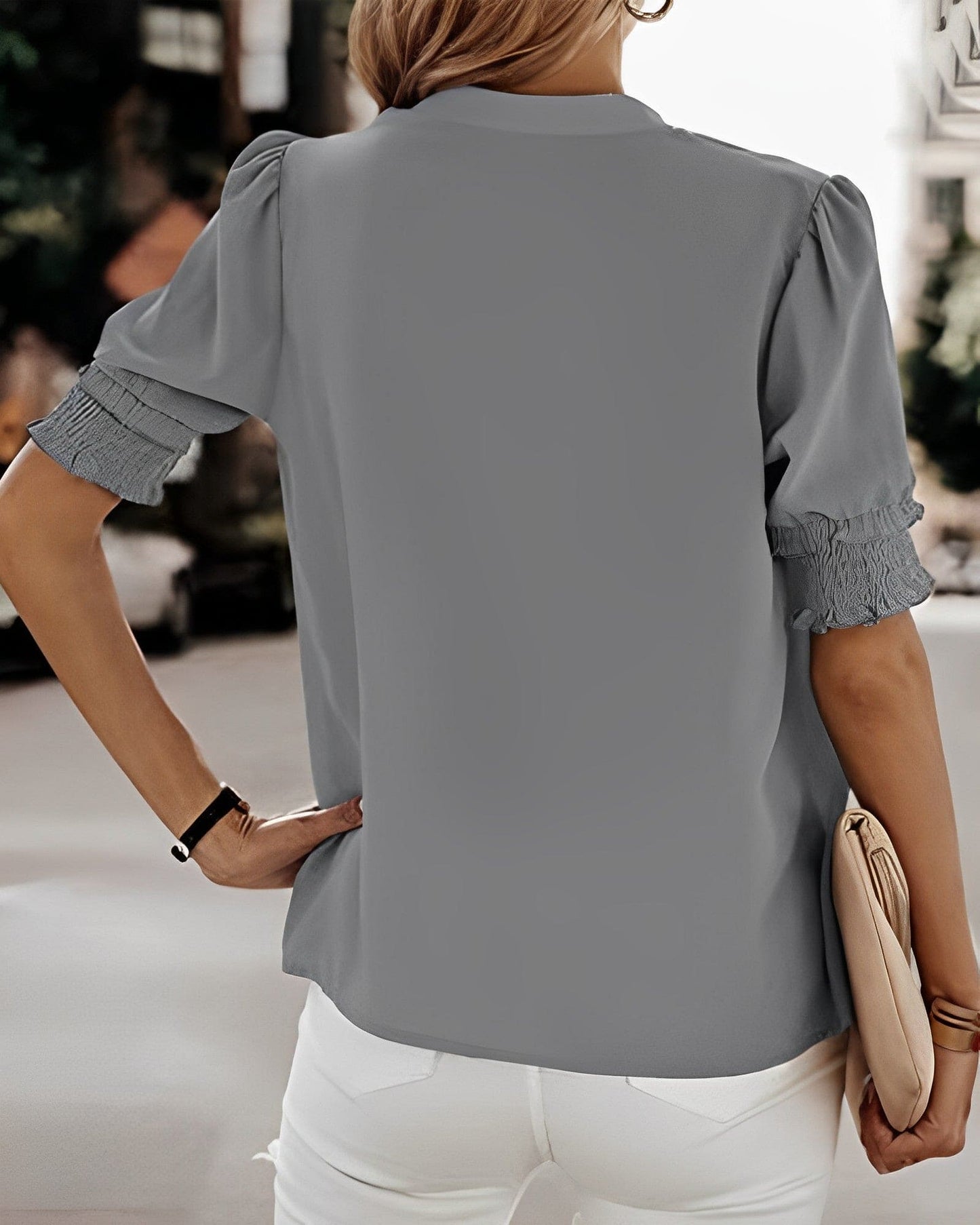 Sophia – Bluse med V-hals og Korte Ermer