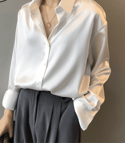 Magnolia – Satengbluse med knapper