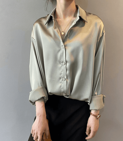 Magnolia – Satengbluse med knapper