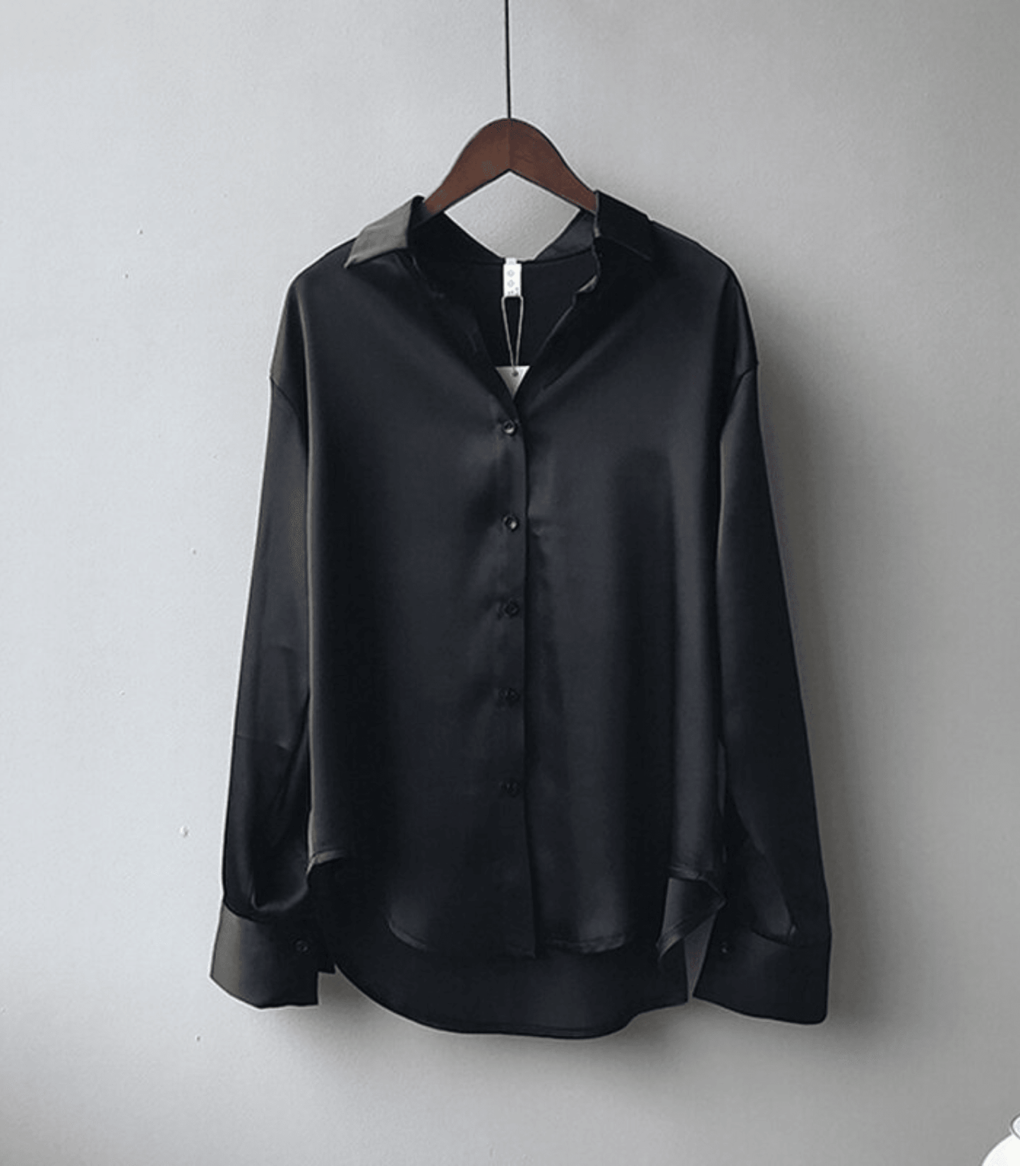 Magnolia – Satengbluse med knapper