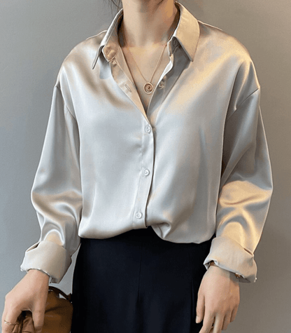 Magnolia – Satengbluse med knapper